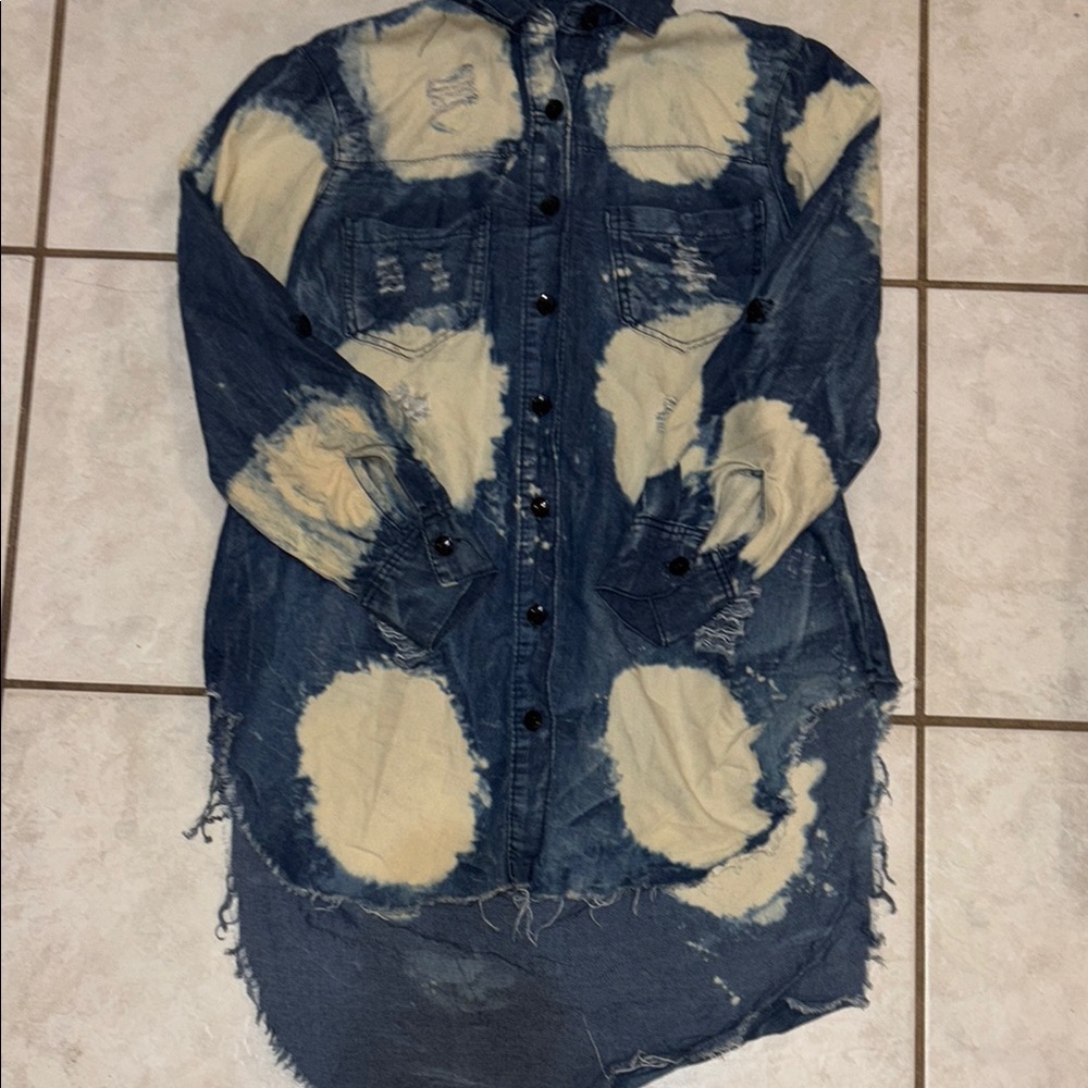 THRILL JEANS Women's Long Sleeve Novelty Wash Distressed Jean Shirt Hi/Low Sz Lg
